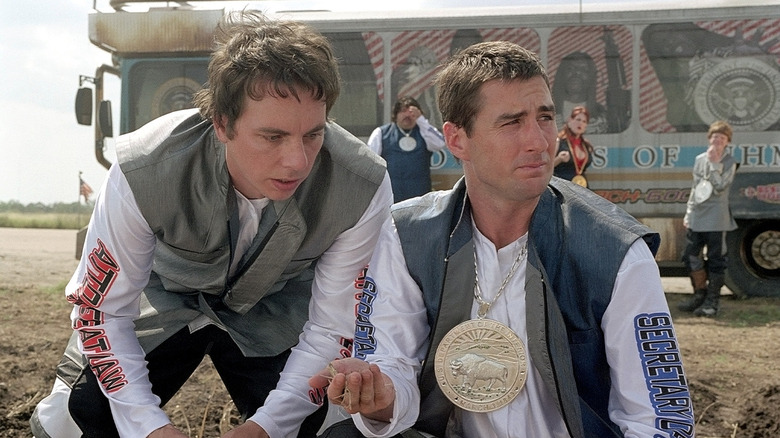 Frito Pendejo (Dax Shepard) and Joe (Luke Wilson) examine the crops in Idiocracy