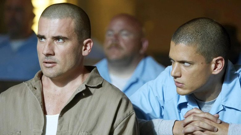 Dominic Purcell and Wentworth Miller as Lincoln Burrows and Michael Scofield, talking discreetly in Prison Break