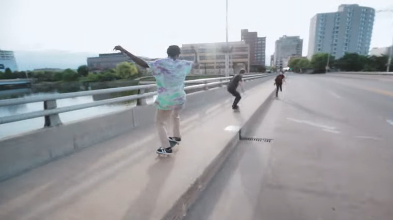 Teenage boys skateboarding in Minding the Gap