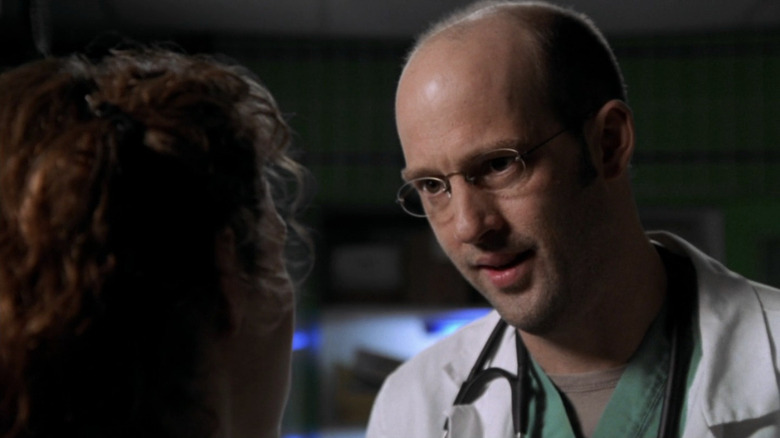 Anthony Edwards as Mark talking to Alex Kingston as Elizabeth (face not pictured) in ER