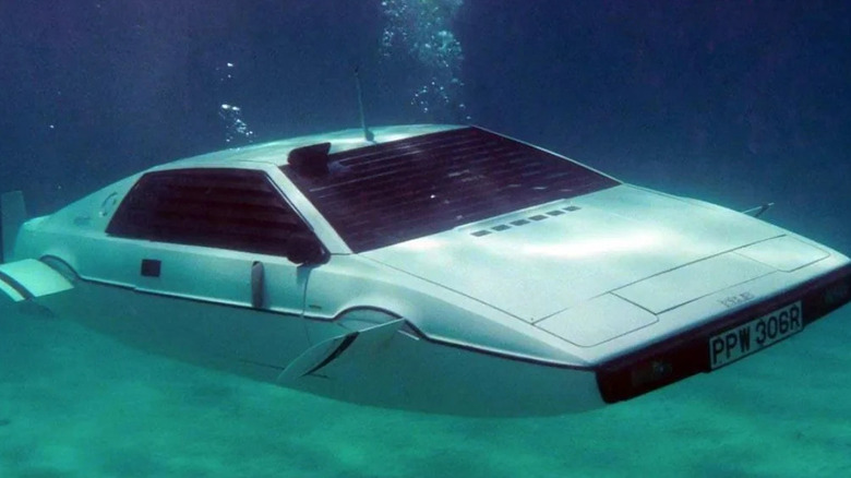 The Lotus Esprit S1 cruises underwater in The Spy Who Loved Me