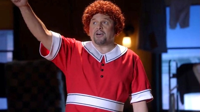 Jason Alexander as Gene Lundy dressed as Annie on Young Sheldon