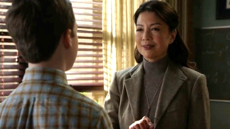 Ming-Na Wen as Dr. Carol Lee talks to Iain Armitage as Sheldon on Young Sheldon