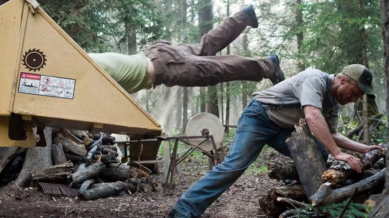 Alan Tudyk as Tucker, oblivious to the accident behind him in Tucker & Dale vs Evil