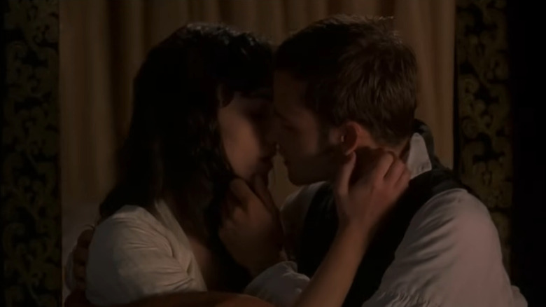 Fanny (Frances O'Connor) and Edmund (Jonny Lee Miller) almost kiss in Mansfield Park
