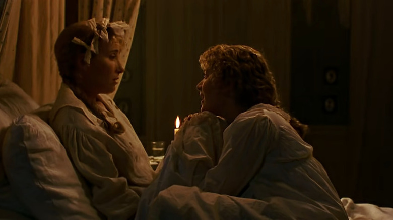 Elinor (Emma Thompson) and Marianne (Kate Winslet) talk in bed at night in Sense and Sensibility