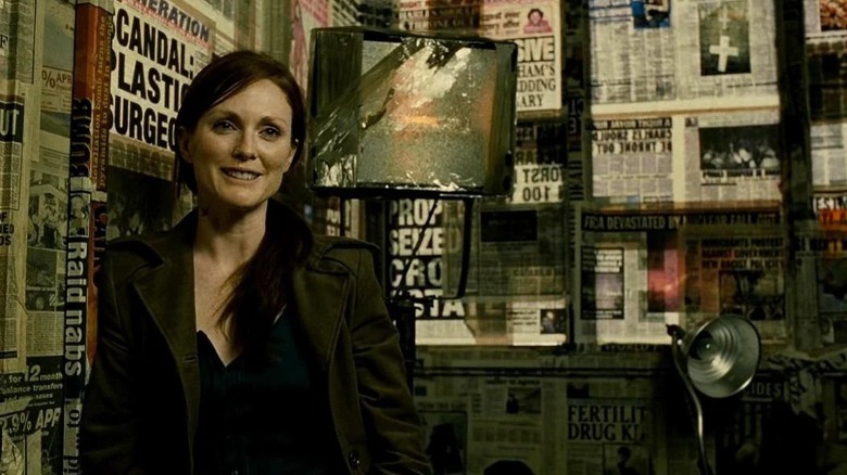 Julianne Moore smiling newspapers