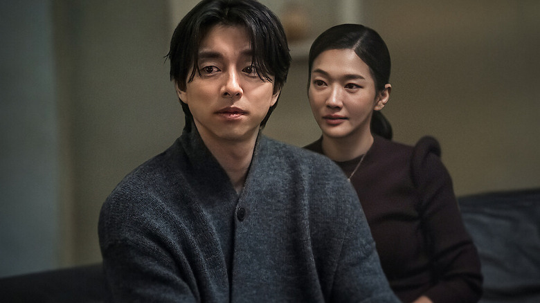 Noh In-ji (Seo Hyun-jin) sits behind Han Jeong-won (Gong Yoo) in The Trunk
