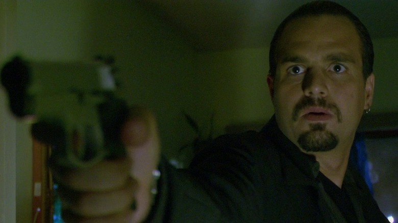 Ray Fanning (Mark Ruffalo) aims a pistol in Collateral