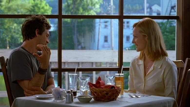 Terry Prescott (Mark Ruffalo) sits at a restaurant table with Sammy Prescott (Laura Linney) in You Can Count on Me