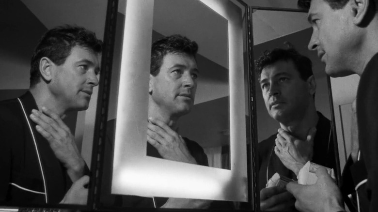 Tony (Rock Hudson) looks at himself in the mirror in Seconds