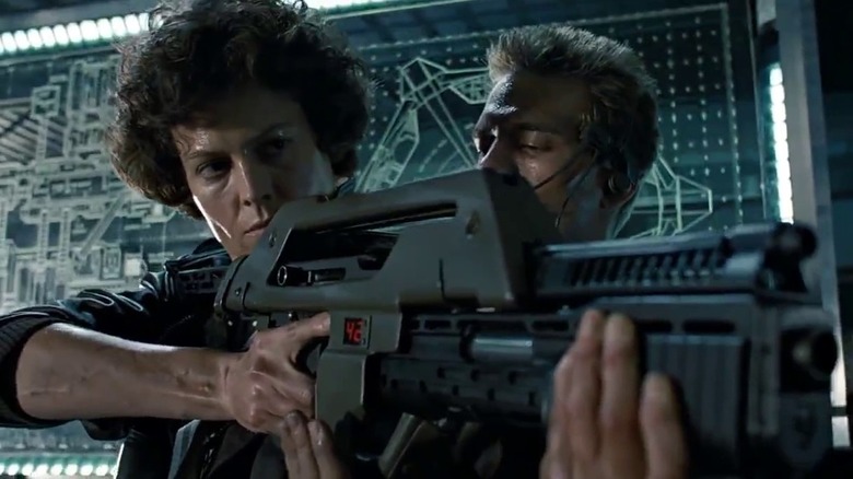 Ripley (Sigourney Weaver) holding the pulse rifle in Aliens