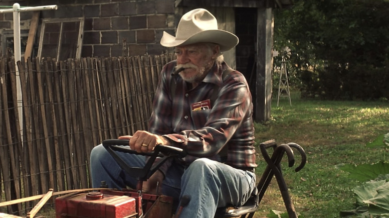 Richard Farnsworth as Alvin Straight driving a lawnmower in David Lynch's The Straight Story