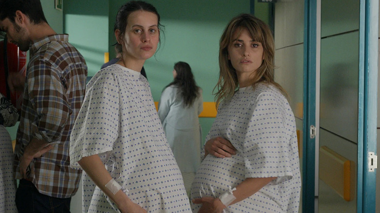 Ana Manso Ferreras (Milena Smit) and Janis Martínez Moreno (Penélope Cruz) are ready to give birth in the hospital in Parallel Mothers