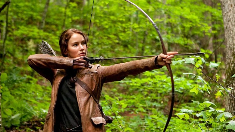Jennifer Lawrence as Katniss Everdeen drawing her bow in The Hunger Games