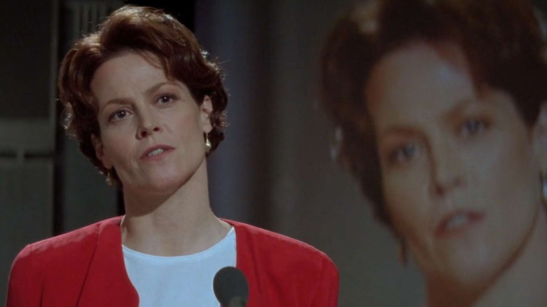 Dr. Helen Hudson (Sigourney Weaver) gives a talk in Copycat