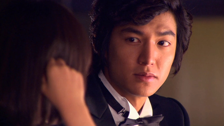 Gu Jun-pyo (Lee Min-ho) glances at Geum Jan-di (Ku Hye-sun) in Boys Over Flowers