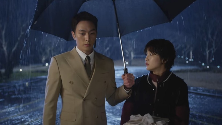 Lee Yoon-sung (Choi Min) holds an umbrella for Eun Ha-won (Park So-dam) in Cinderella with Four Knights