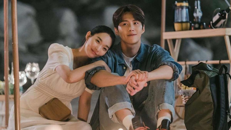 Yoon Hye-jin (Shin Min-a) rests on Hong Du-sik (Kim Seon-ho) on a beach in Hometown Cha-Cha-Cha