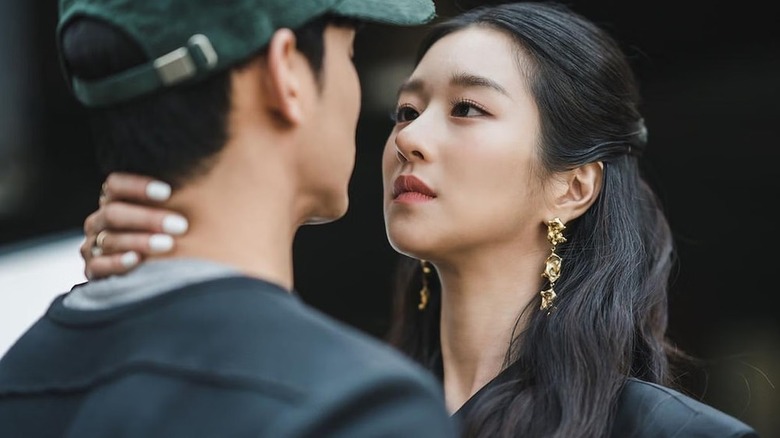 Ko Moon-young (Seo Yea-ji) moves in to kiss Moon Gang-tae (Kim Soo-hyun) in It's Okay to Not Be Okay