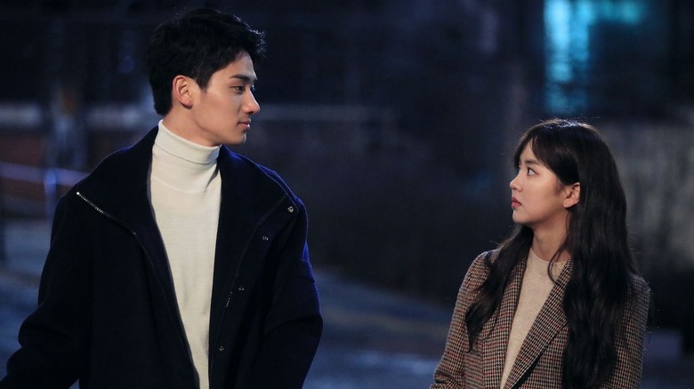 Kim Jo-jo (Kim So-hyun) looks up at Lee Hye-yeong (Jung Ga-ram) in Love Alarm