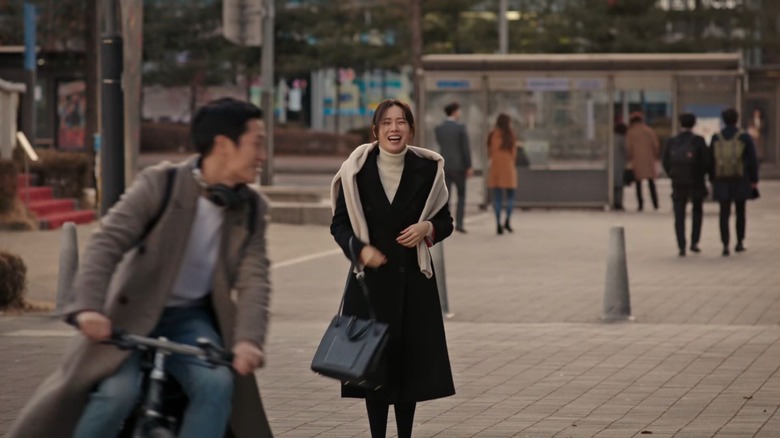 Seo Jun-hui (Jung Hae-in) bikes around Yoon Jin-ah (Son Ye-jin) in Something in the Rain