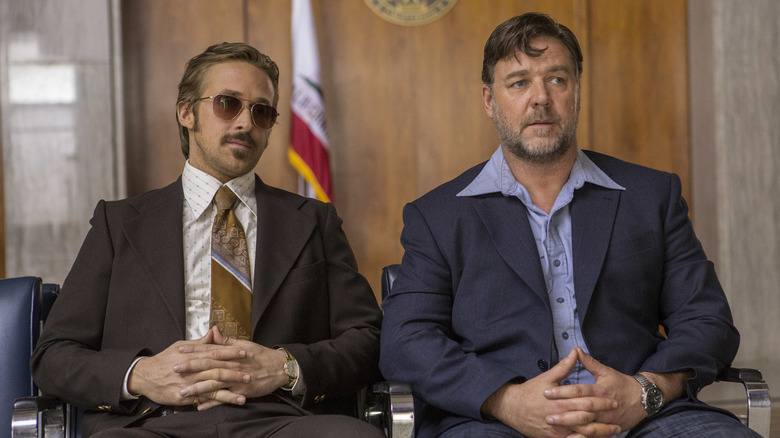 Ryan Gosling and Russell Crowe as Holland and Jackson, sitting together in a court room in The Nice Guys