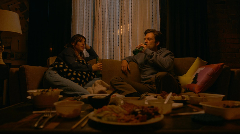 Steve (Sebastian Stan) and Noa (Daisy Edgar-Jones) drinking beers on couch in Fresh