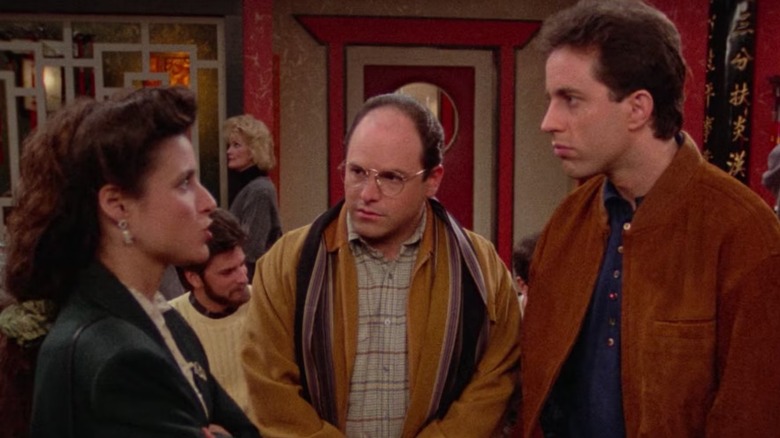 Elaine (Julia Louis-Dreyfus) speaks to George (Jason Alexander) and Jerry (Jerry Seinfeld) in a Chinese restaurant in Seinfeld