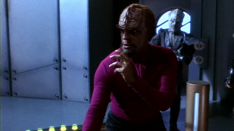 Star Trek: Deep Space Nine's Worf fights Jem'Hadar