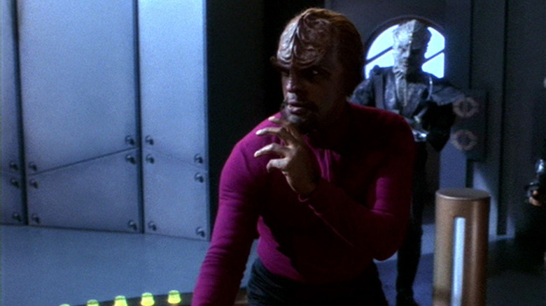 Star Trek: Deep Space Nine's Worf fights Jem'Hadar