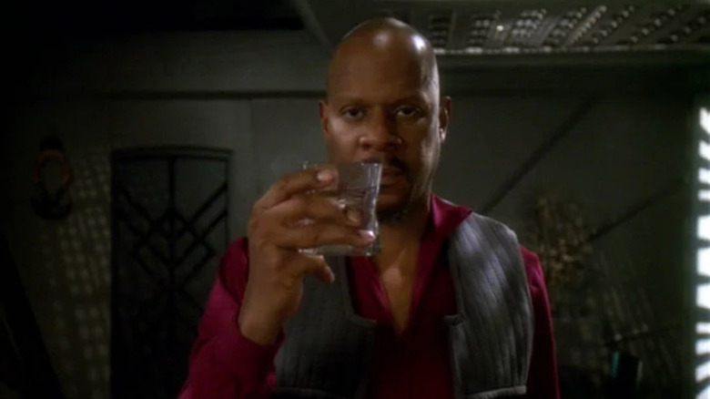 Star Trek: Deep Space Nine's Sisko drinks alone