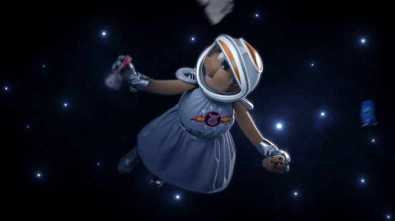 Miss Piggy cleaning in space in Pigs in Space
