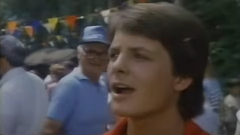 Dennis (Michael J. Fox) chats to parents in Poison Ivy