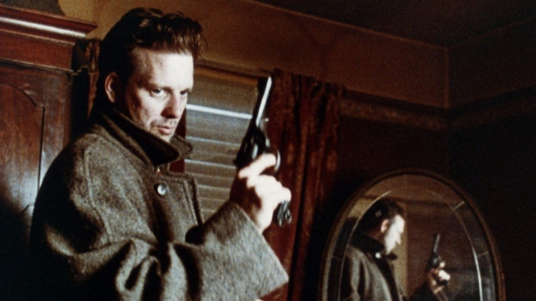 Mickey Rourke draws gun