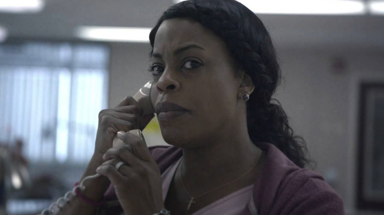 Niecy Nash as Didi Ortley on the phone in Getting On
