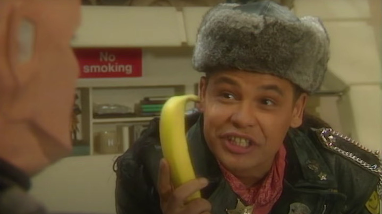 Craig Charles' Lister tries to teach Robert Llewellyn's Kryten how to lie, on Red Dwarf