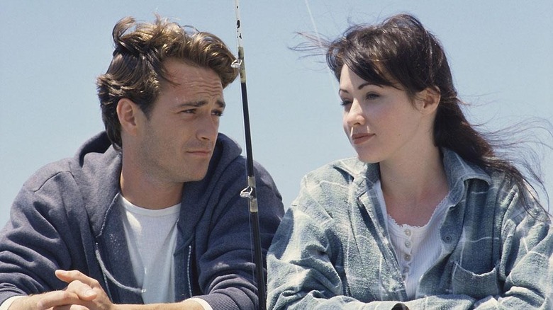 Jason Priestley as Brandon Walsh and Shannen Doherty as Brenda Walsh talking on a pier in Beverly Hills, 90210.