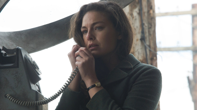 Alexa Davalos as Juliana on the phone in The Man in the High Castle