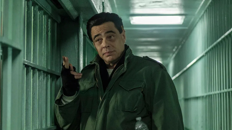 Benicio del Toro as Richard Matt, walking through a pirson in Escape at Dannemora