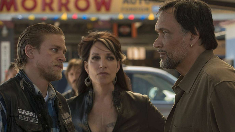 Charlie Hunnam as Jax Teller looks confused next to Katey Segal as Gemma Teller Morrow and Jimmy Smits as Nero Padilla in Sons of Anarchy.