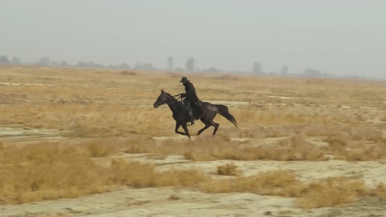 Kim Nam-gil as Lee Yoon riding a horse through an open field on Song of the Bandits