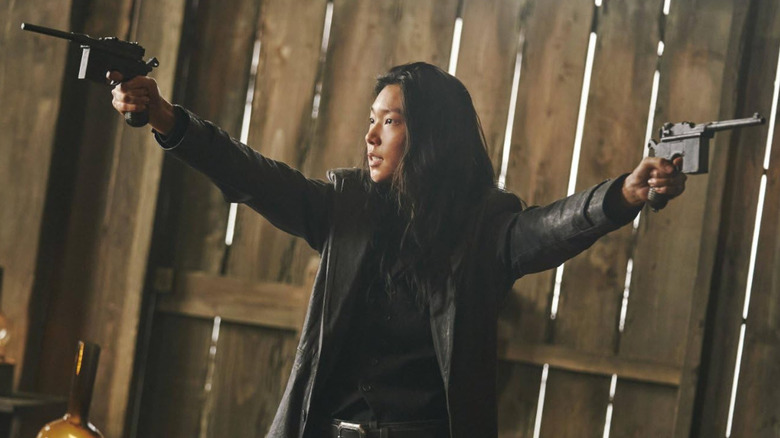 Eon Nyeon (Lee Ho-jung) aims two pistols in Song of the Bandits