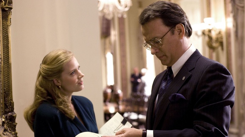 Amy Adams looks at Tom Hanks
