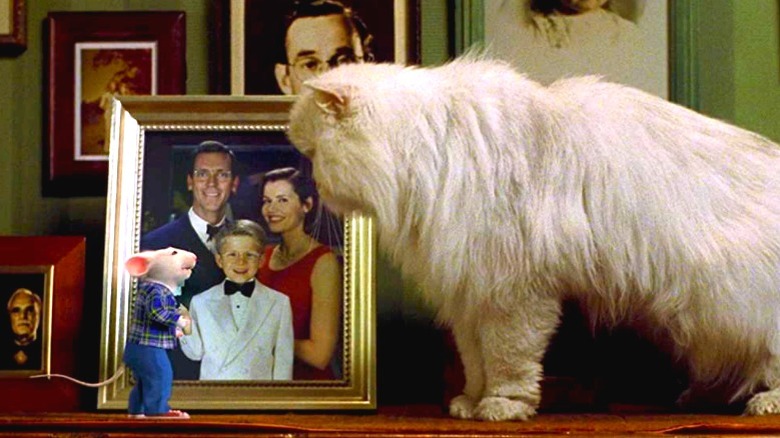 Stuart and Snowbell talking on a dresser