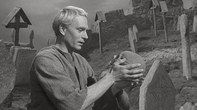 Hamlet (Laurence Olivier) speaks to Yorick's skull in Hamlet