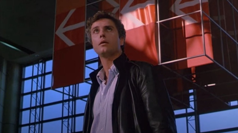 Richard Chance (William Petersen) stands in a train station in To Live and Die in L.A.