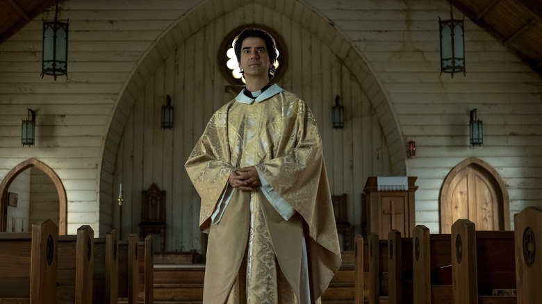 Hamish Linklater's Father Paul Hill clasping his hands in Midnight Mass