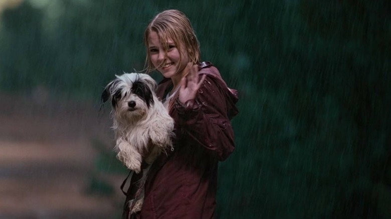 Leslie (AnnaSophia Robb) holding a dog in Bridge to Terabithia