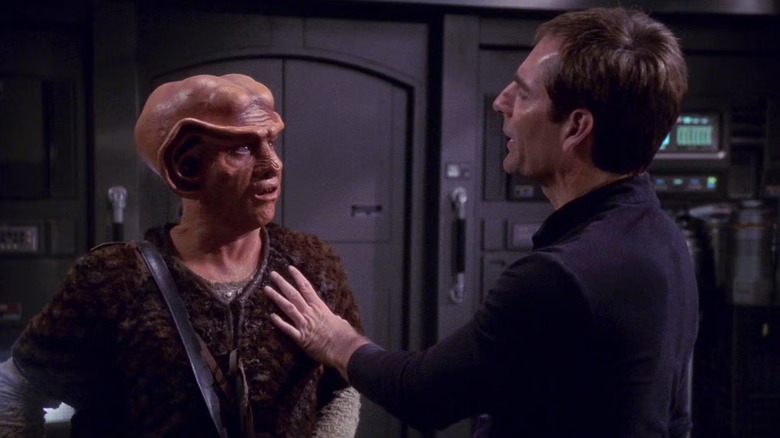 Scott Bakula (Jonathan Archer) negotiates with Krem (Jeffrey Combs) in Star Trek: Enterprise